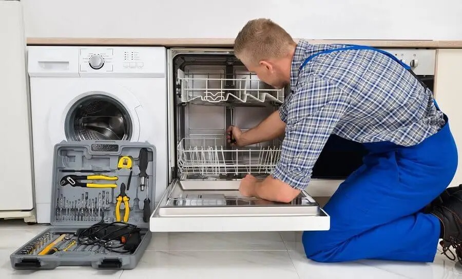 Adapazarı Maktek servisi teknisyen ekibi beyaz eşya tamiri yaparken